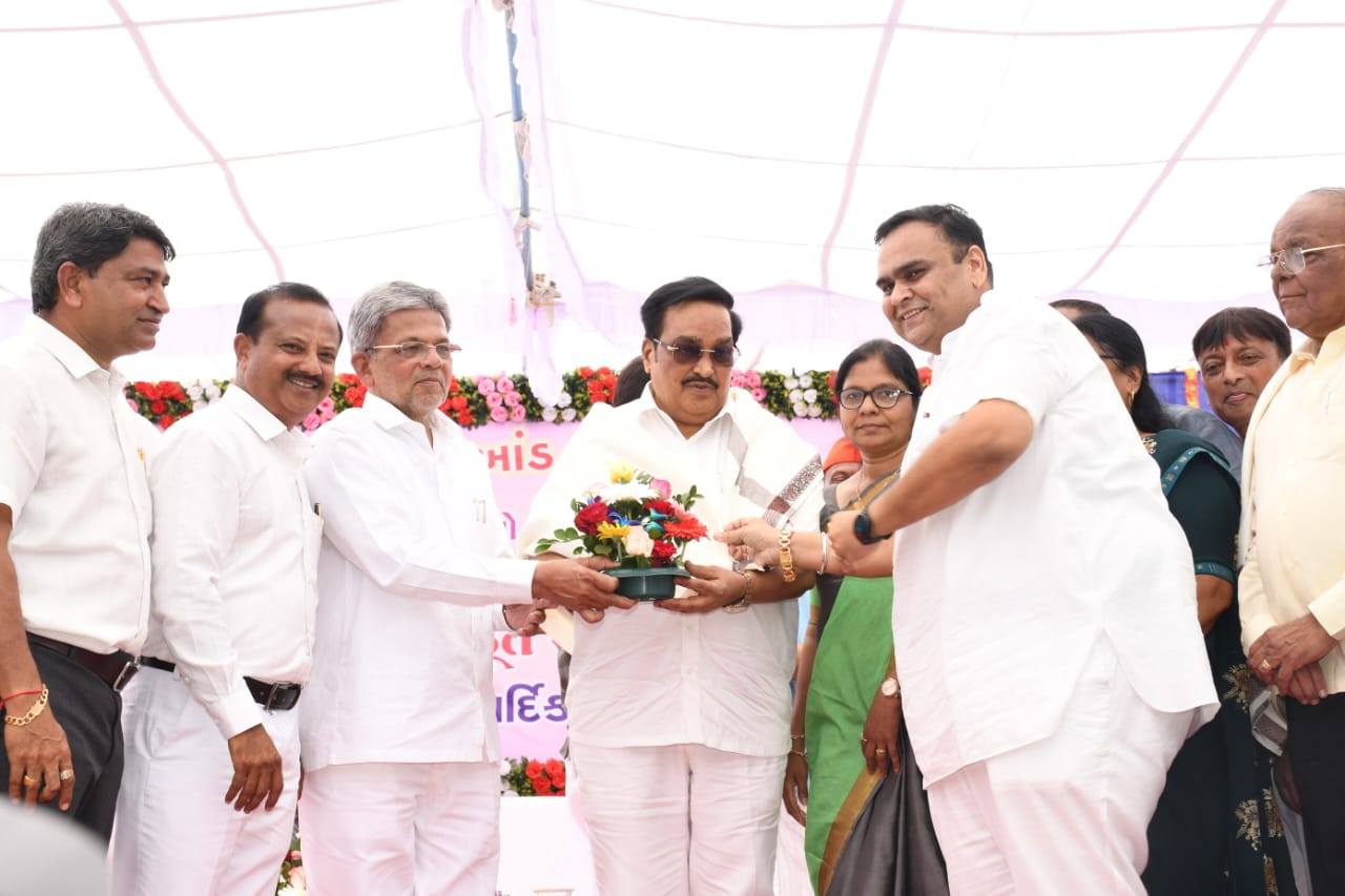 તા.૦૨-૦૬-૨૦૨૫ ના રોજ સહકારી અને રાજકીય આગેવાન તેમજ સહકારી એવોર્ડ ધરાવતા સુમુલ ડેરીના ચેરમેન તથા માજી સાંસદ તેમજ મહુવા/વ્યારા સુગર ફેકટરીના પ્રમુખ અને સહકારી આગેવાન શ્રી માનસિંહ પટેલ (માનસિંહ કાકા) ને જન્મદિવસની શુભકામનાઓ પાઠવું છું. અને એમના સુદીર્ઘ અને નિરામય જીવનની કામના કરું છું.